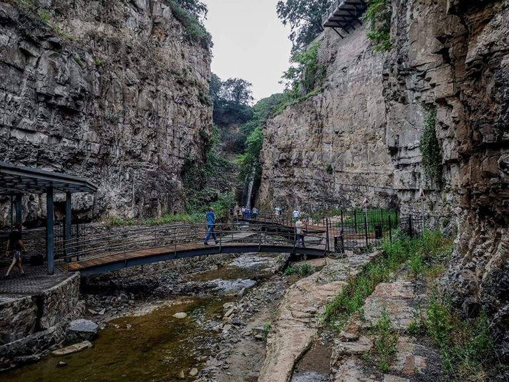 georgia-capital-tbilisi-baths-stream-bridge-768x576